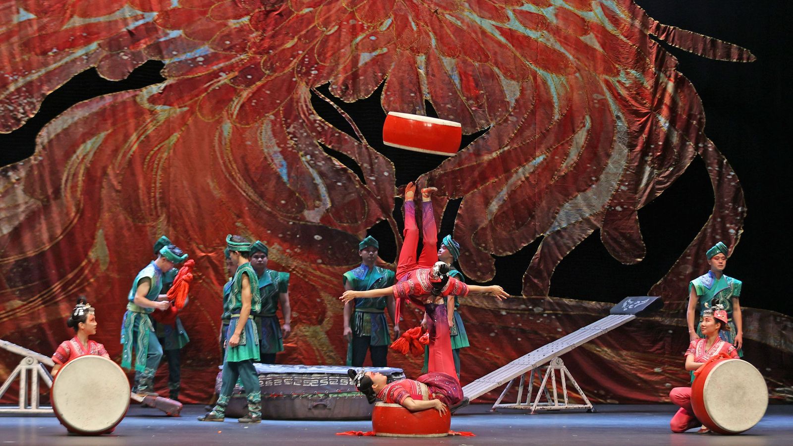 Imágenes del 'Gran Circo Acrobático de China' en el Teatro Villamarta