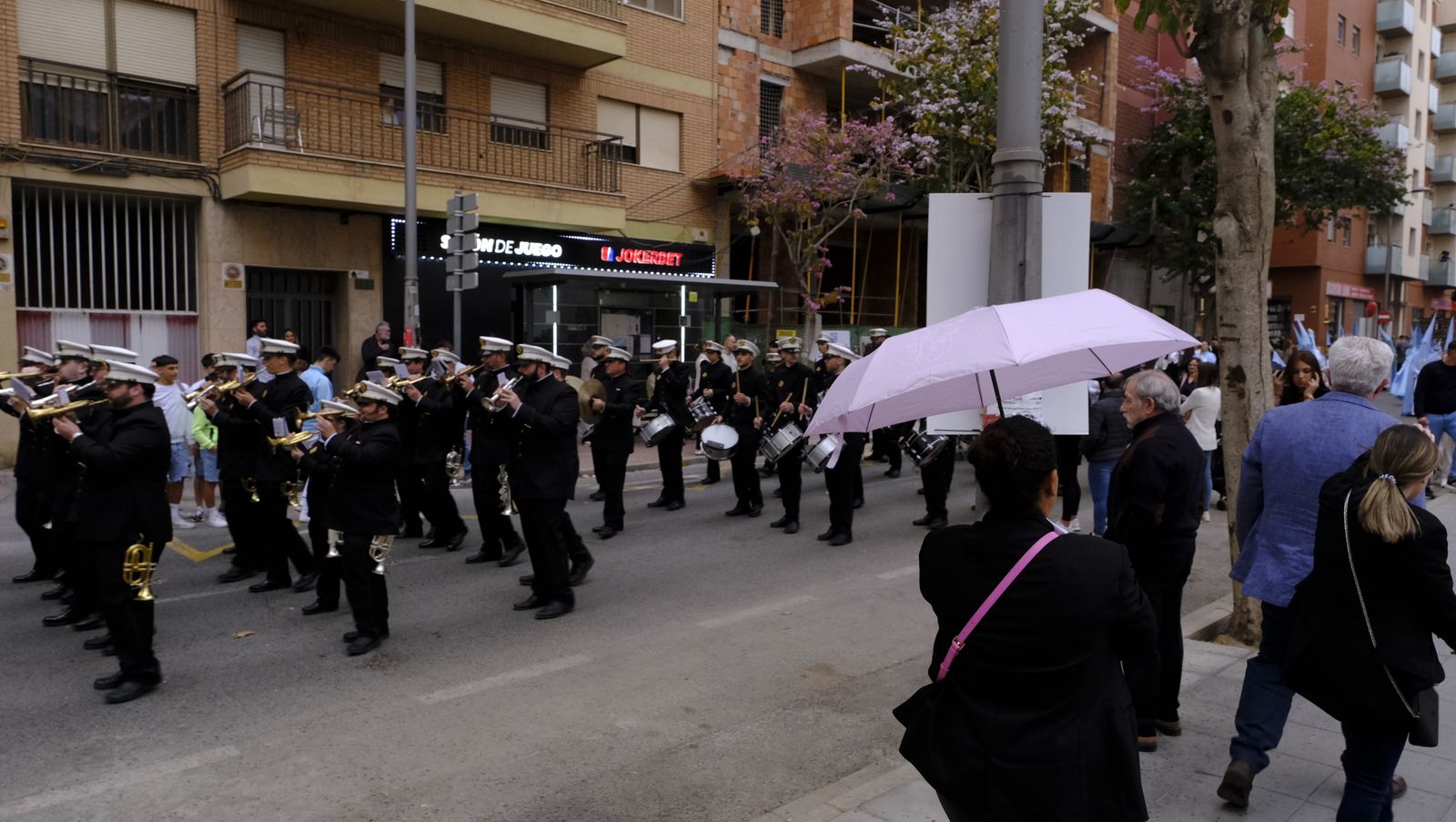 La Procesión de Los Ángeles de sobrepuso a la lluvia, en imágenes