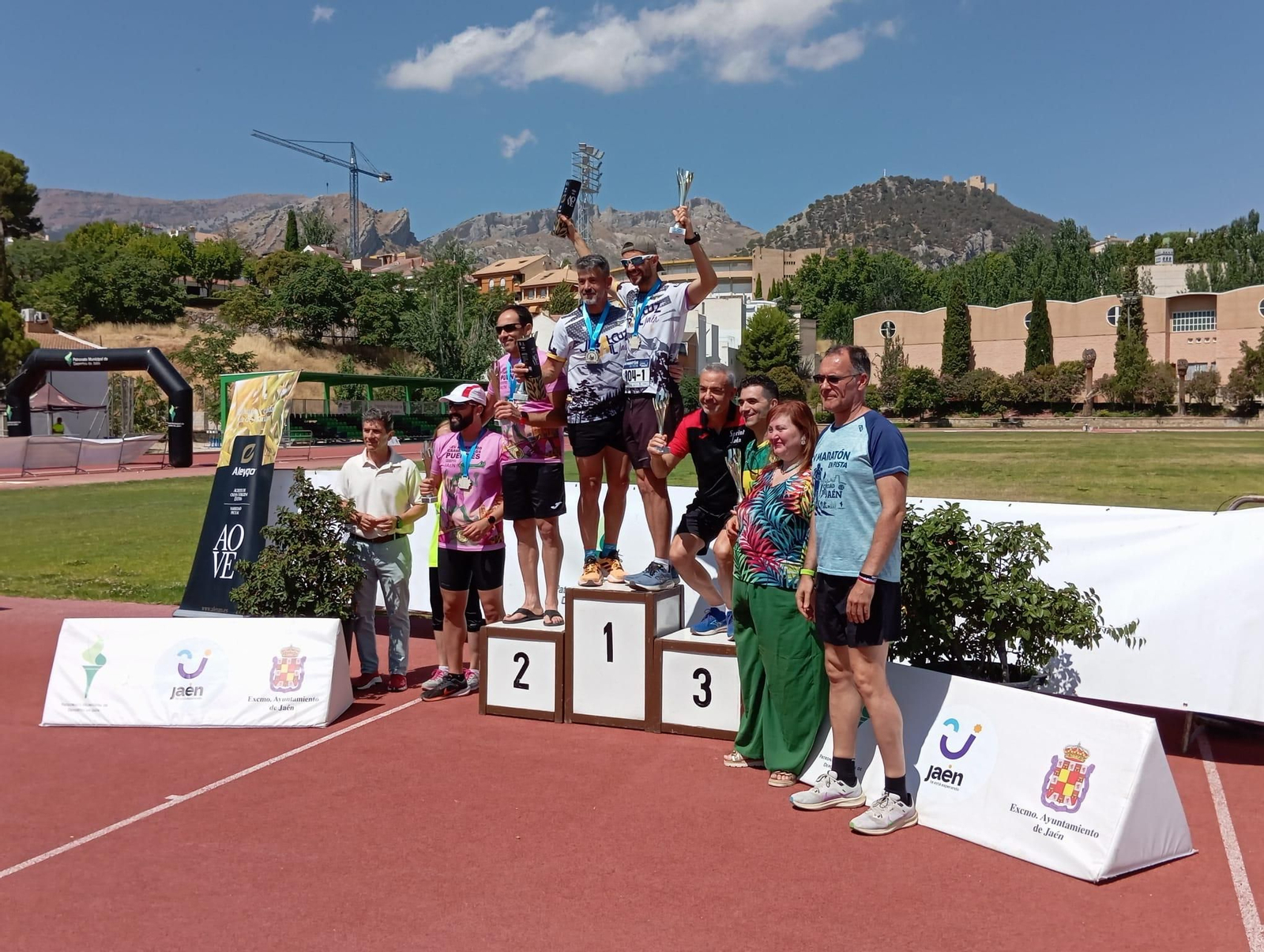 La Maratón en Pista "Ciudad de Jaén" volvió a reunir en Jaén a amantes del atletismo con un matiz solidario.