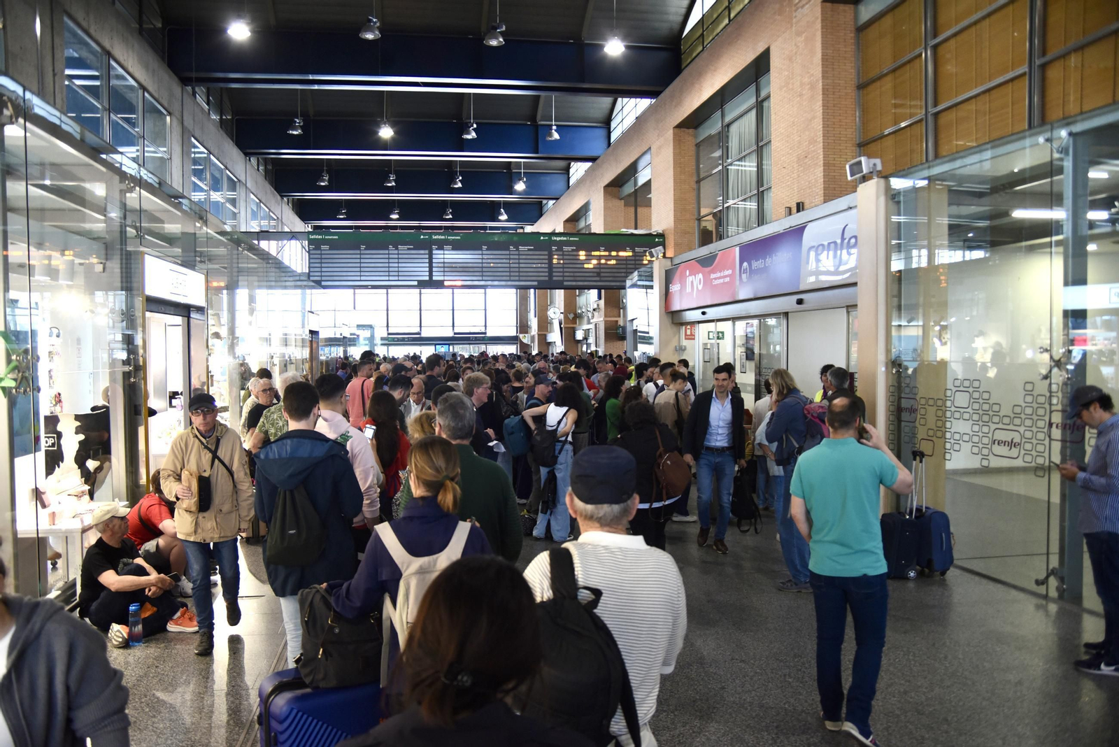 Las imágenes de la estación de trenes de Córdoba con cientos de personas atrapadas tras el apagón