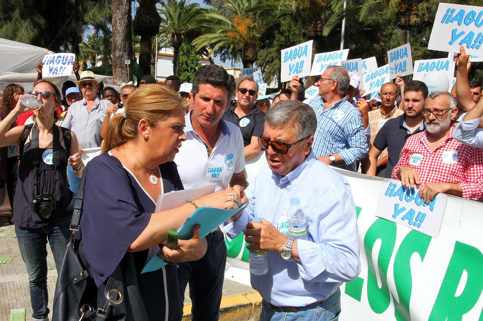 Imágenes de la manifestación para pedir agua y tierra para los regadíos del Condado.