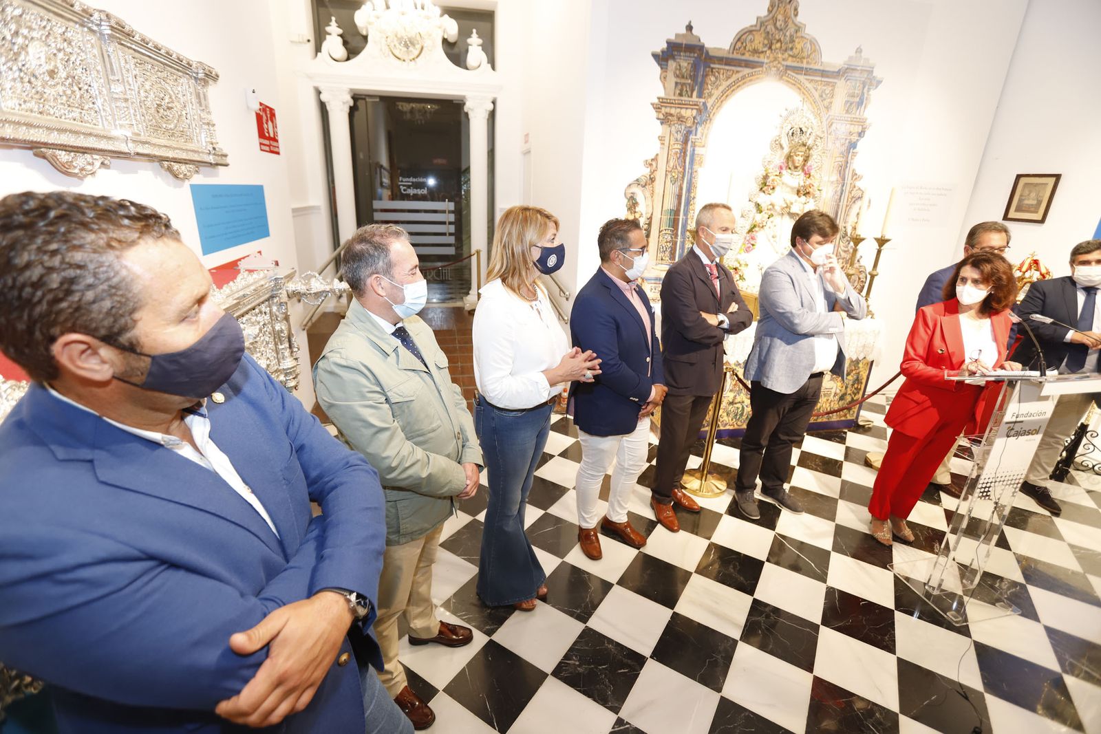 Imágenes de la inauguración de la exposición Regina Roris en la sala de la Fundación Cajasol 'El Comercial'