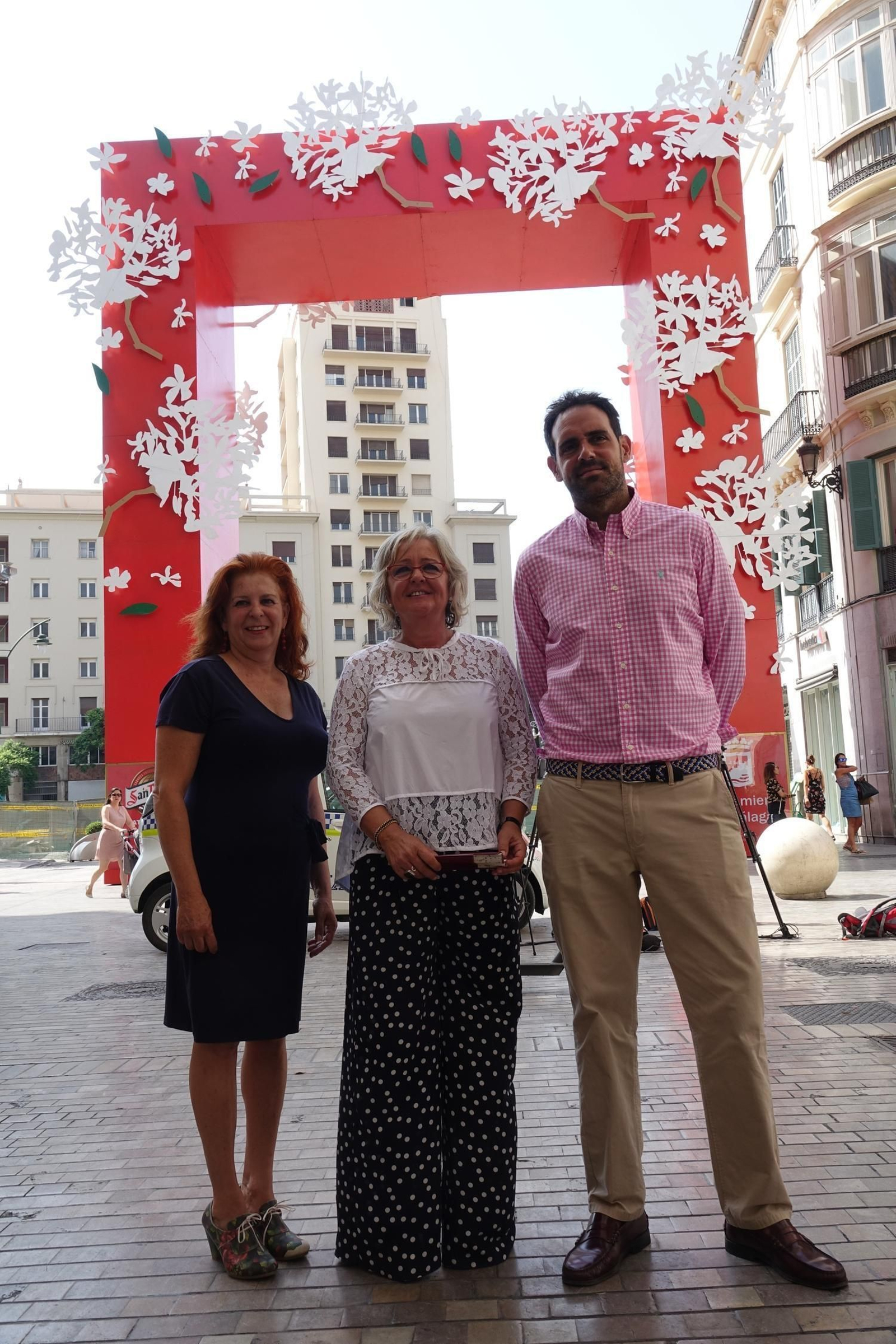 Valenzuela, Porras y Frutos en la portada de calle Larios.