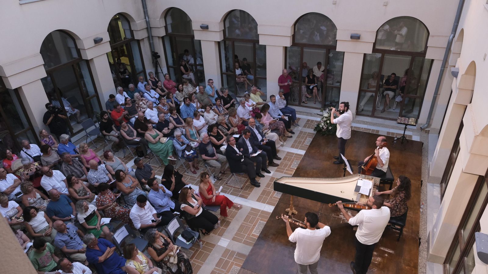 Gran afluencia de público para el primer concierto del festival.