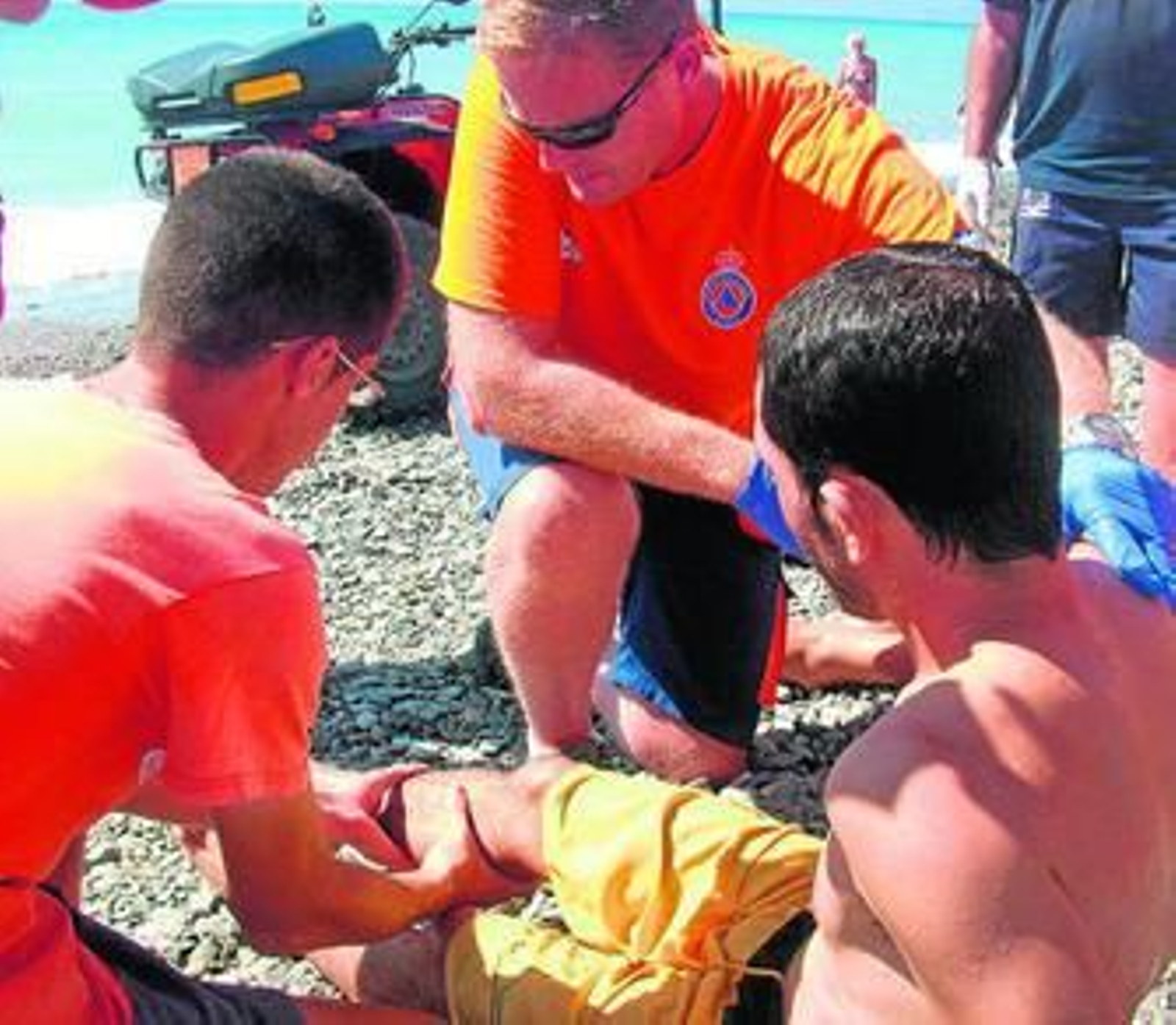 Dos voluntarios de Protección Civil atienden a un bañista.