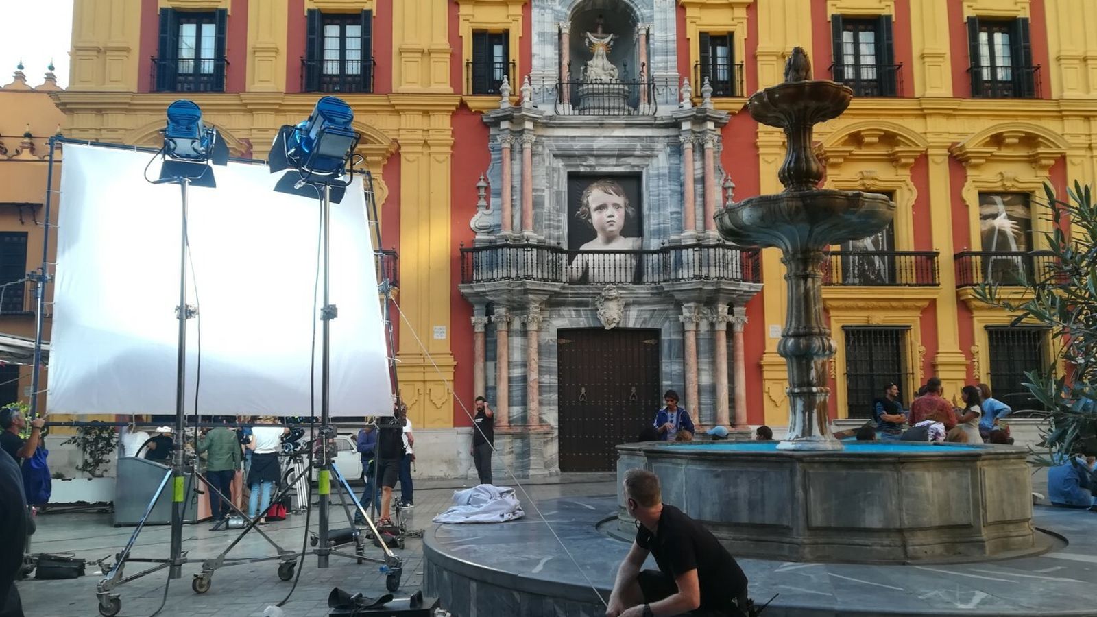 Equipo en la plaza del Obispo durante el rodaje de 'Famous'