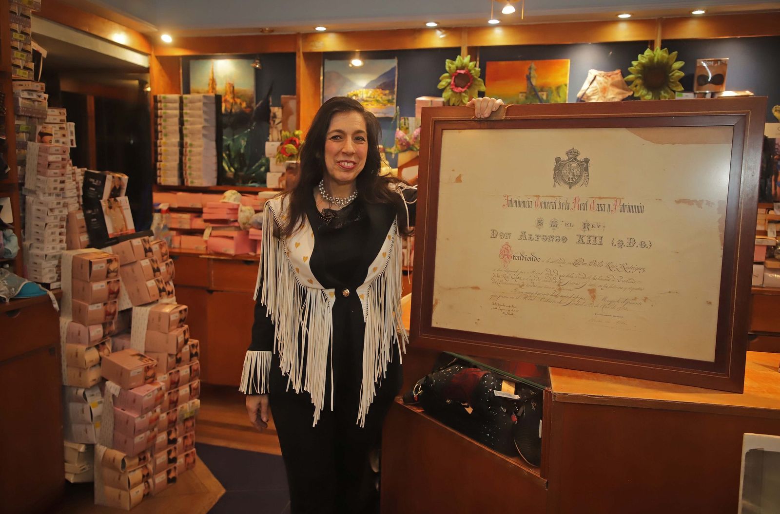 Arantxa Ruiz sostiene el título de Proveedor de la Real Casa concedido en 1923.