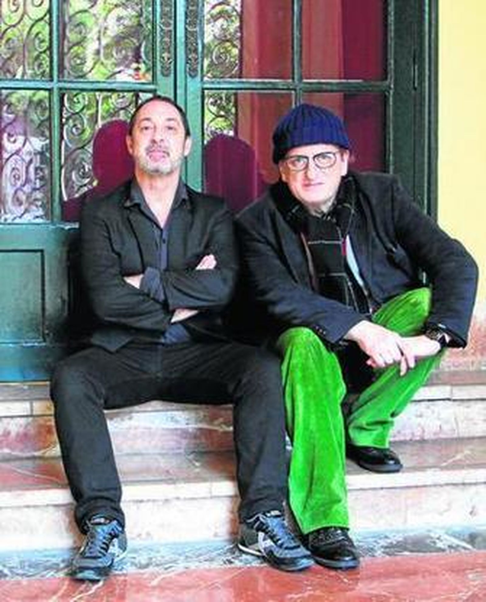 Jorge Roelas y Javier Gurruchaga posan en la puerta del Lope de Vega.