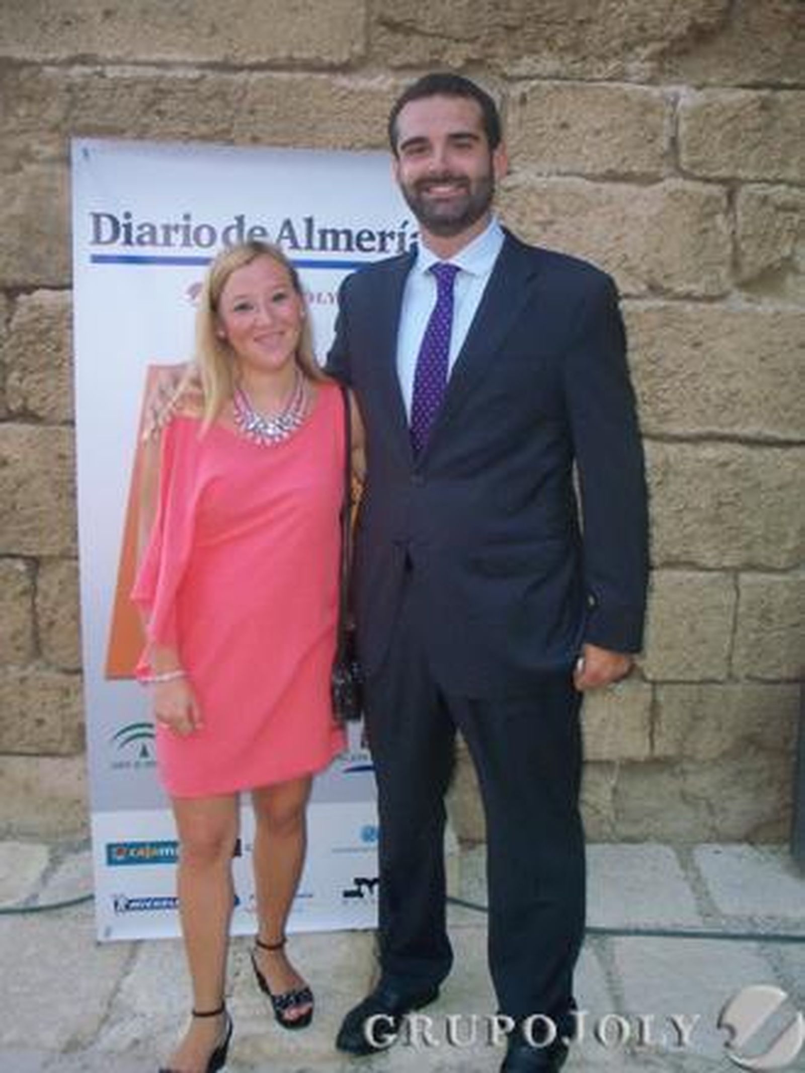 Ramón Pacheco, concejal de Cultura del Ayuntamiento de Almería, acudió acompañado de su esposa. / Rafael González y Ricardo García