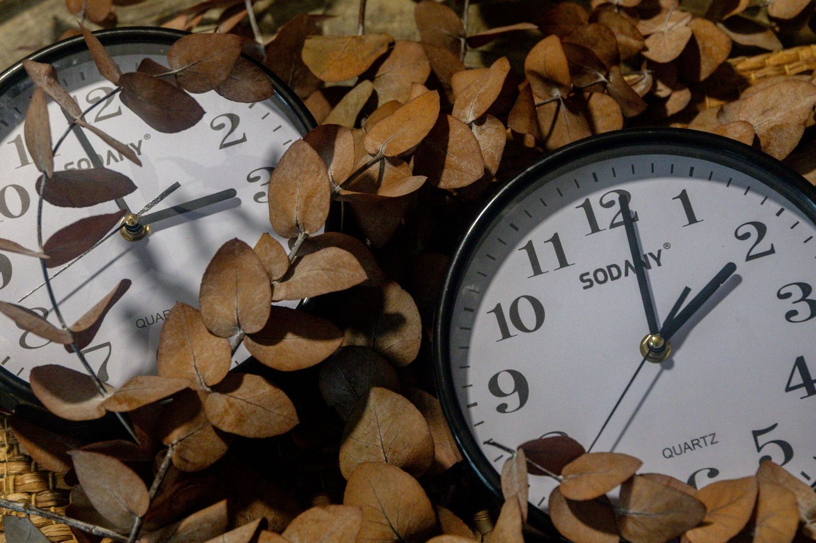 Relojes marcan el tiempo que pasa.