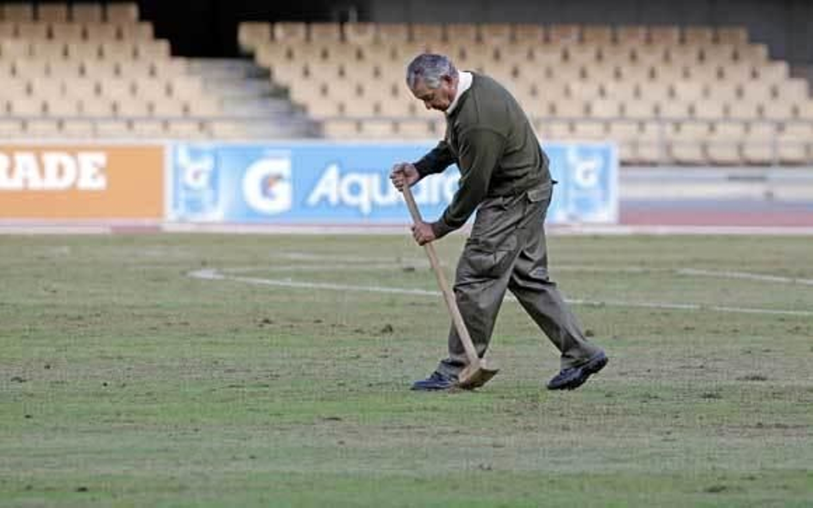 Un operario municipal, en faena en el descanso del Xerez DFC-Tesorillo. /Manuel Aranda