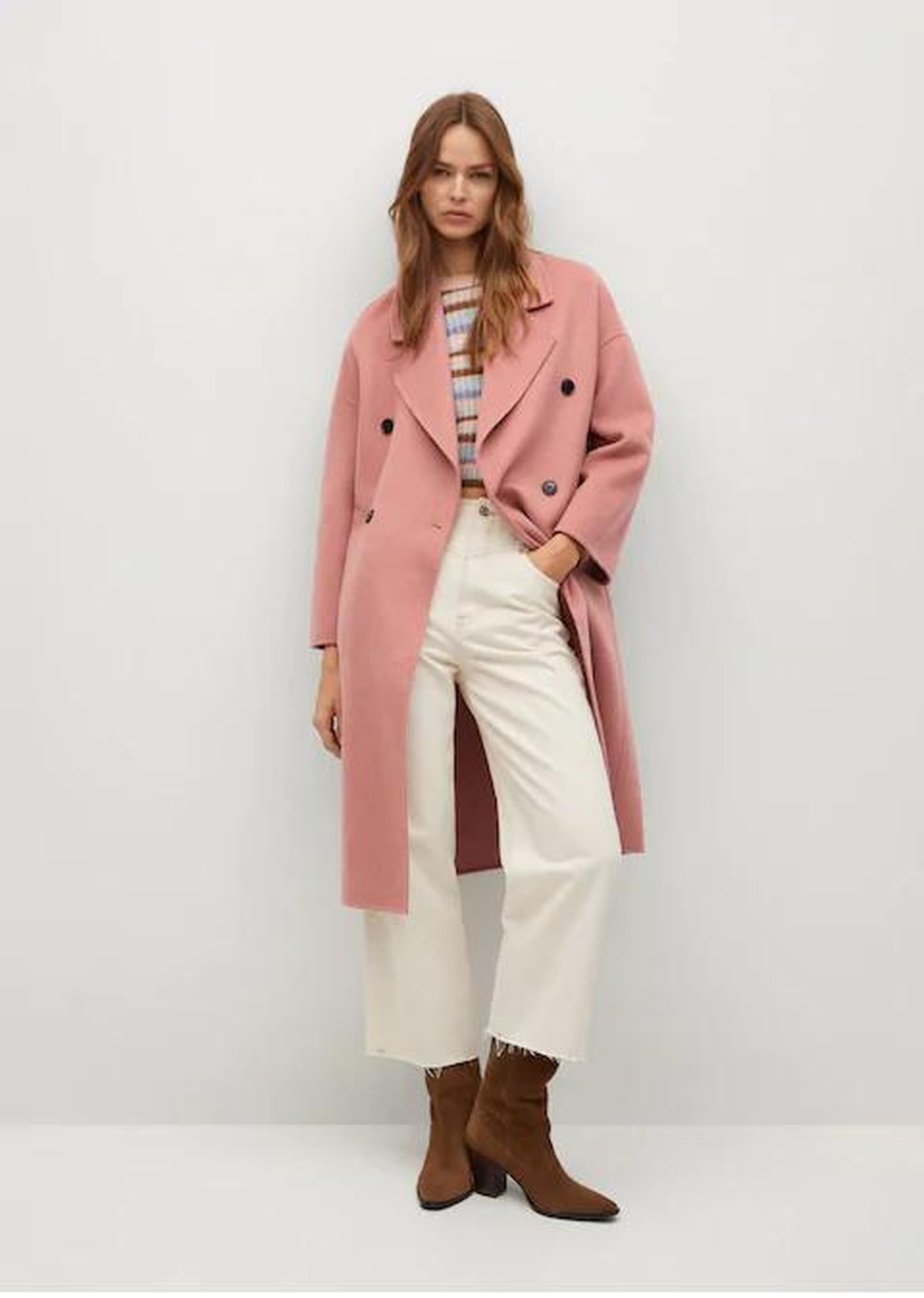 El abrigo rosa de Mango que está rebajado a mitad de precio.