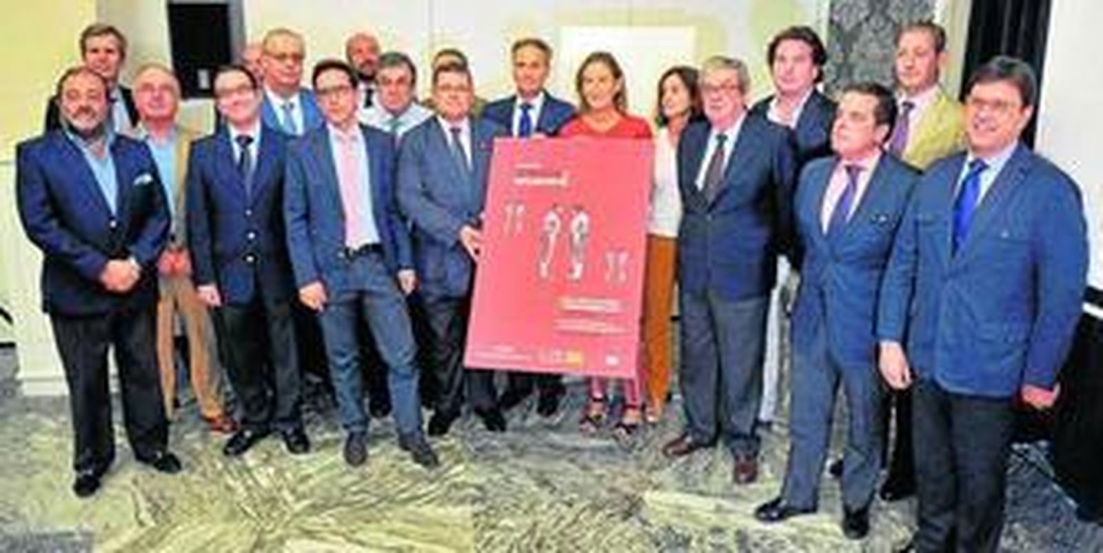 Organizadores, prestatarios y autoridades, con el cartel de la exposición sobre Joselito y Belmonte.