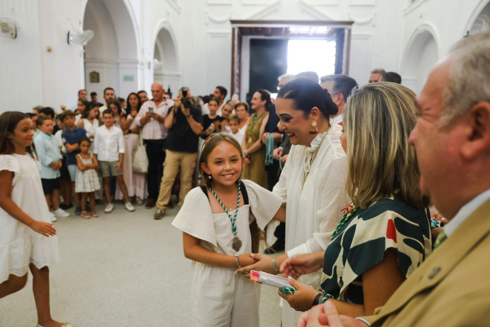 Rocío Chico 2025: Imágenes del acto de Juramento e Imposición de medallas a los nuevos hermanos, último día de triduo y las carreras de cinta a caballo