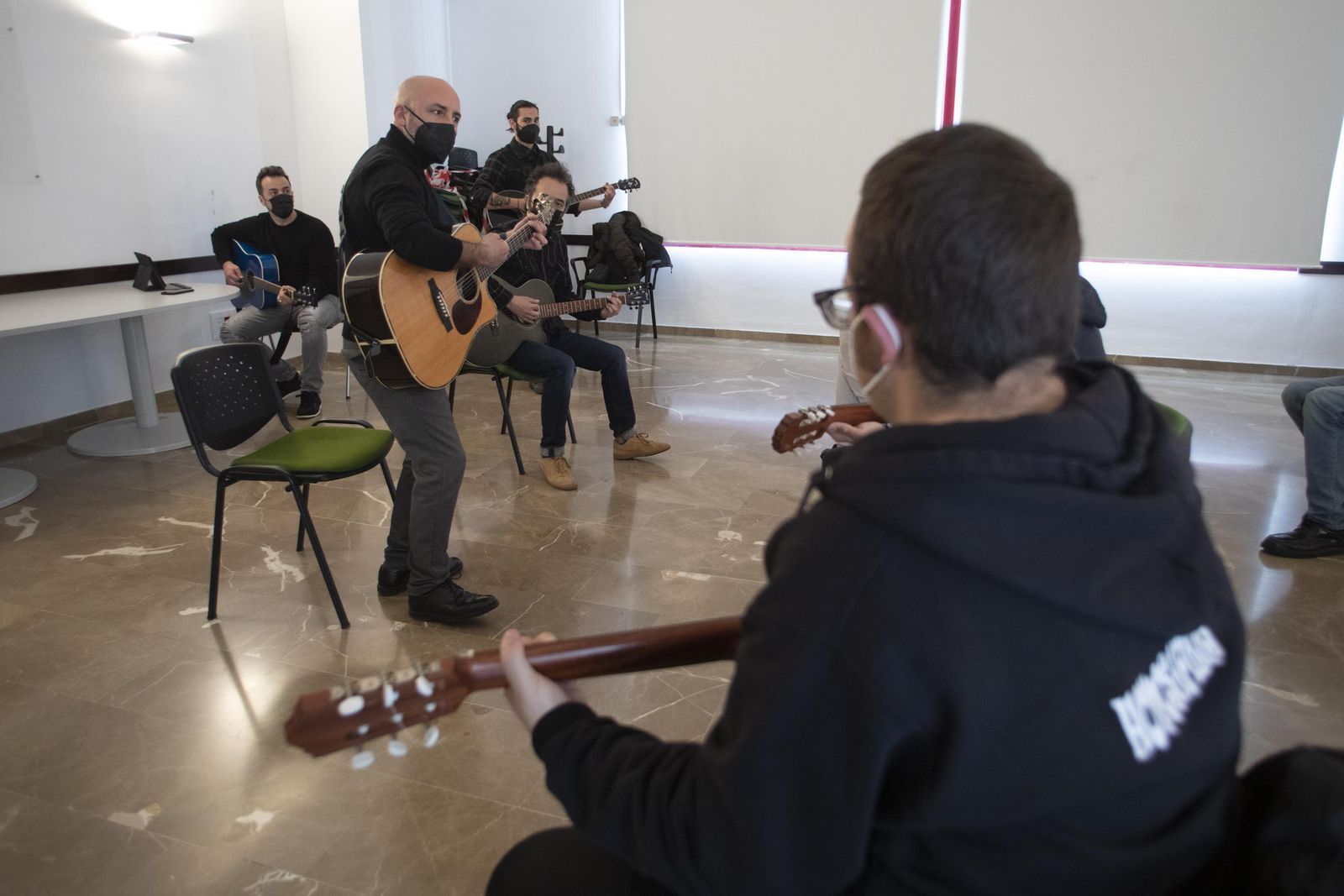 Fotos: Popi y Quini Almendros enseñan música a los jóvenes de la Asociación Homo Sapiens