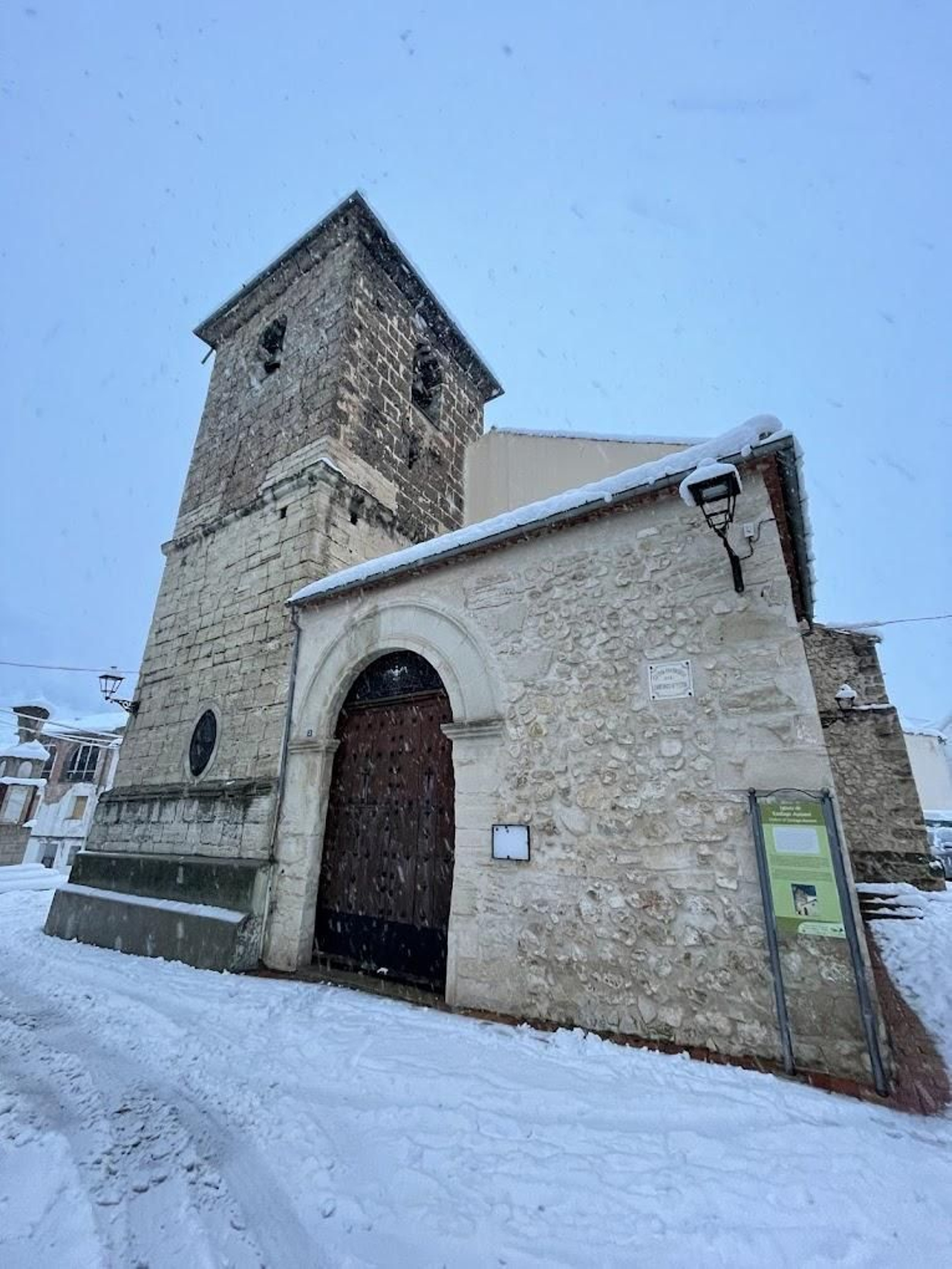 La Iglesia de Santiago Apóstol cubierta de nieve durante los fríos inviernos de la Sierra de Segura.