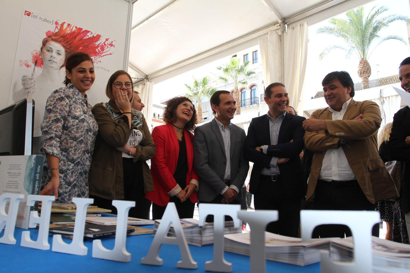 María Eugenia Limón, Manuel Ceada, José Luis Ramos y Gabriel Cruz, ayer, en uno de los estands de la Feria del Emprendimiento Joven.