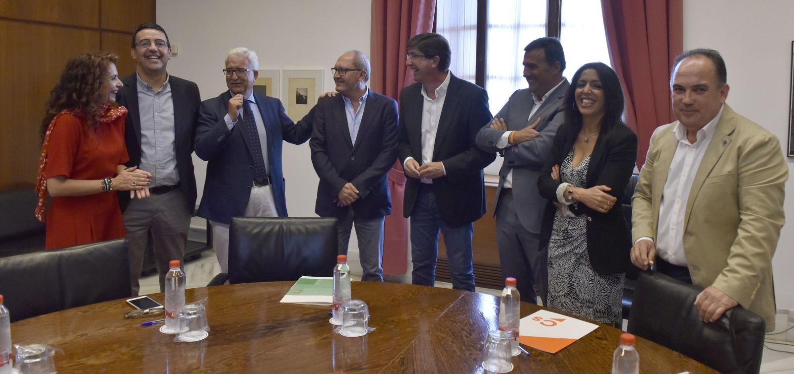Miembros del PSOE-A y de Ciudadanos celebran en septiembre del año pasado la firma del pacto sobre la reforma del impuesto de Sucesiones.