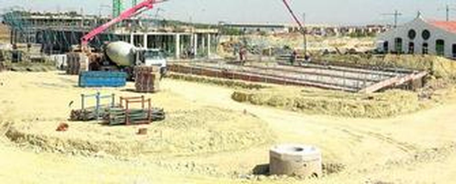 En primer término, tras los movimientos de tierra, comienza la fase de levantar estructuras en El Carrascal; al fondo, el desarrollo de Croft, ambos junto a la antigua circunvalación de Jerez.