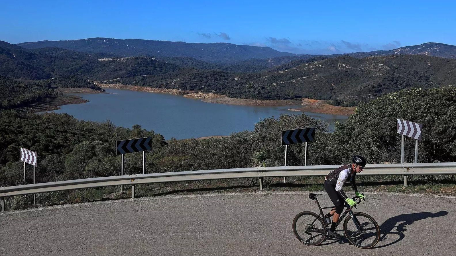 Interior del Campo de Gibraltar, con uno de sus embalses de fondo.