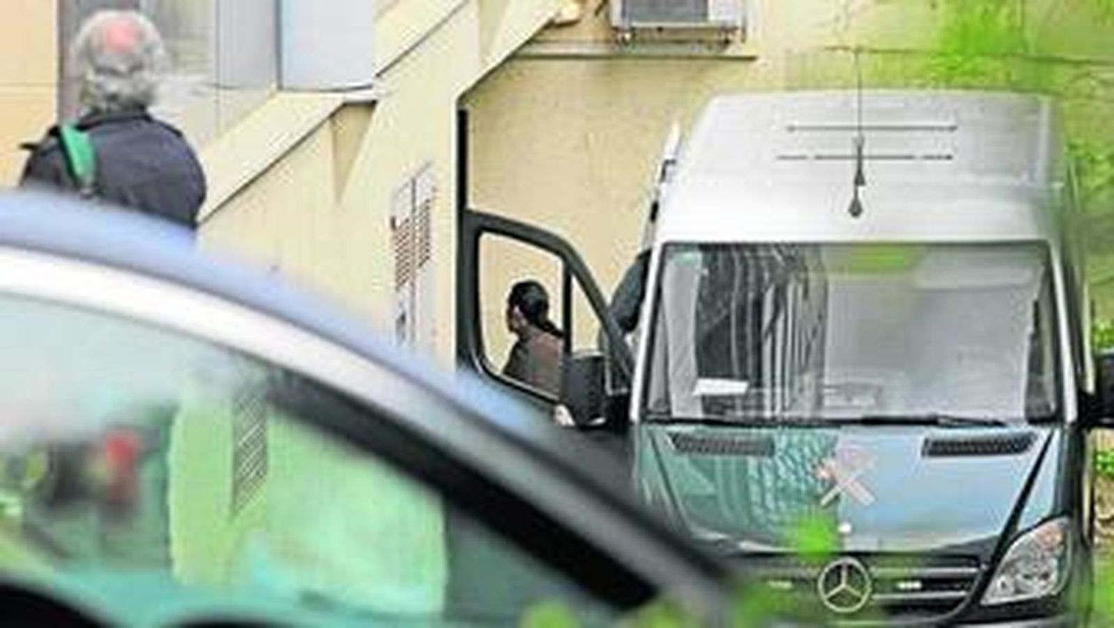 Un recluso accede, ayer en Jerez, a la sede de la Sección Octava Audiencia Provincial de Cádiz.