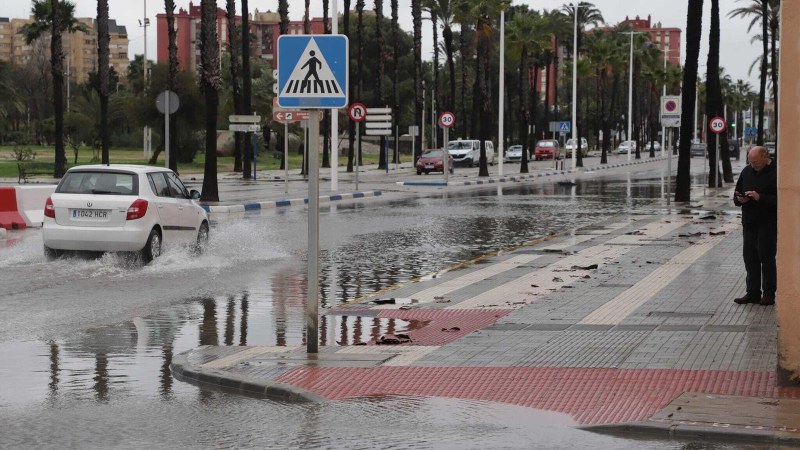 Un embolsamiento de agua en la Avenida del Ejército de La Línea, este domingo.
