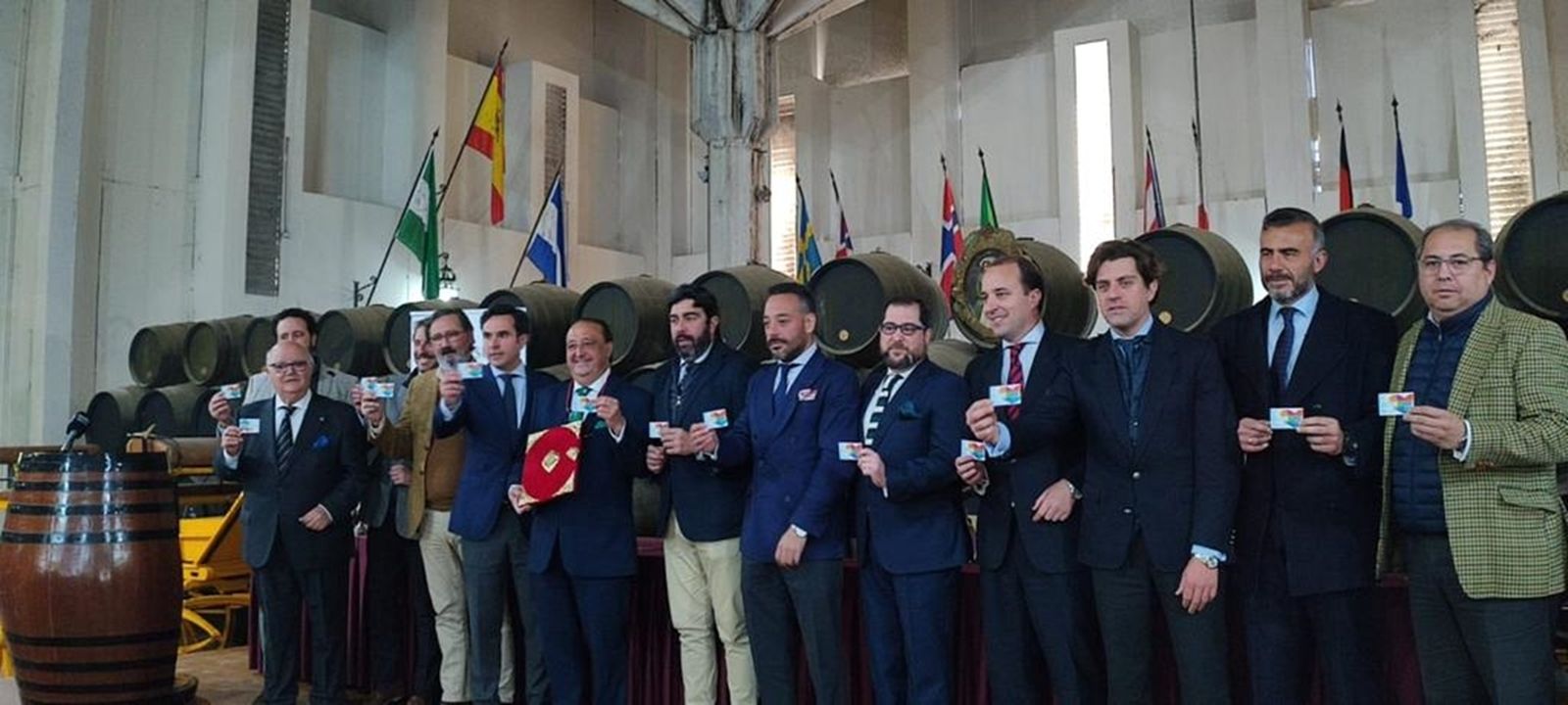 Entrega de las pastas del pregón a Paco Zurita