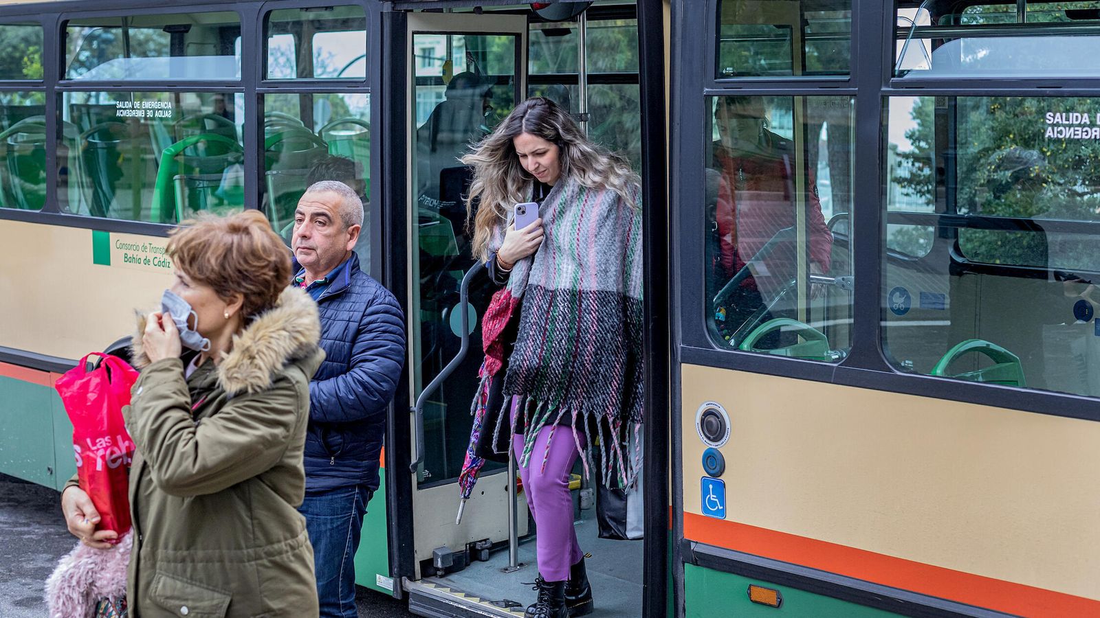 Usuarios bajando de un autobús en Cádiz.