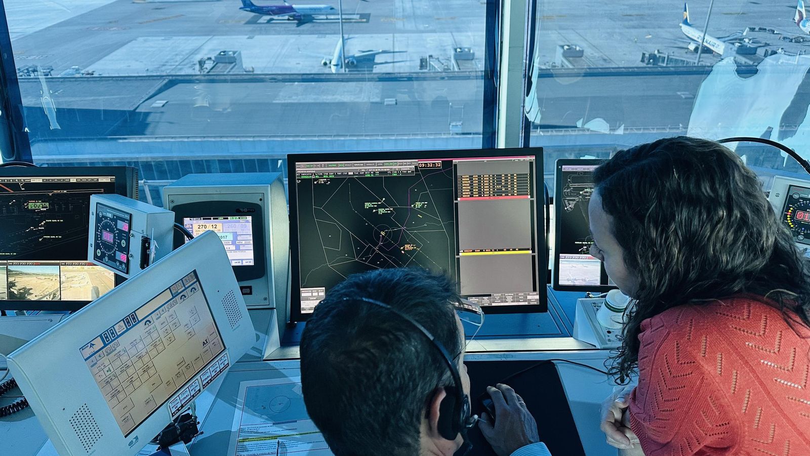 Seguimiento del vuelo hacia Granada en la torre de control de Málaga