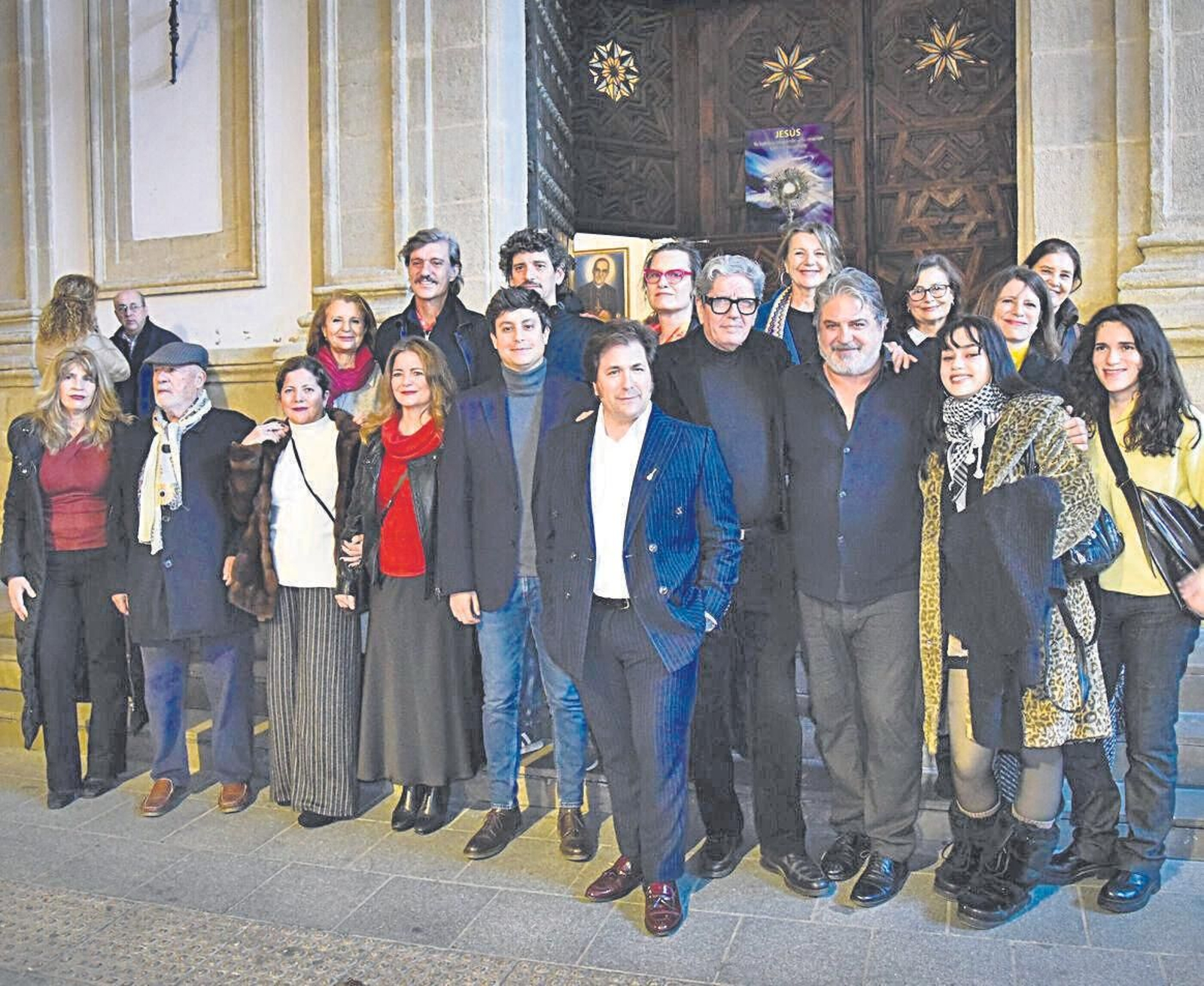Los hijos de Manuel Ferrand, con el equipo artístico de ‘La promesa’.