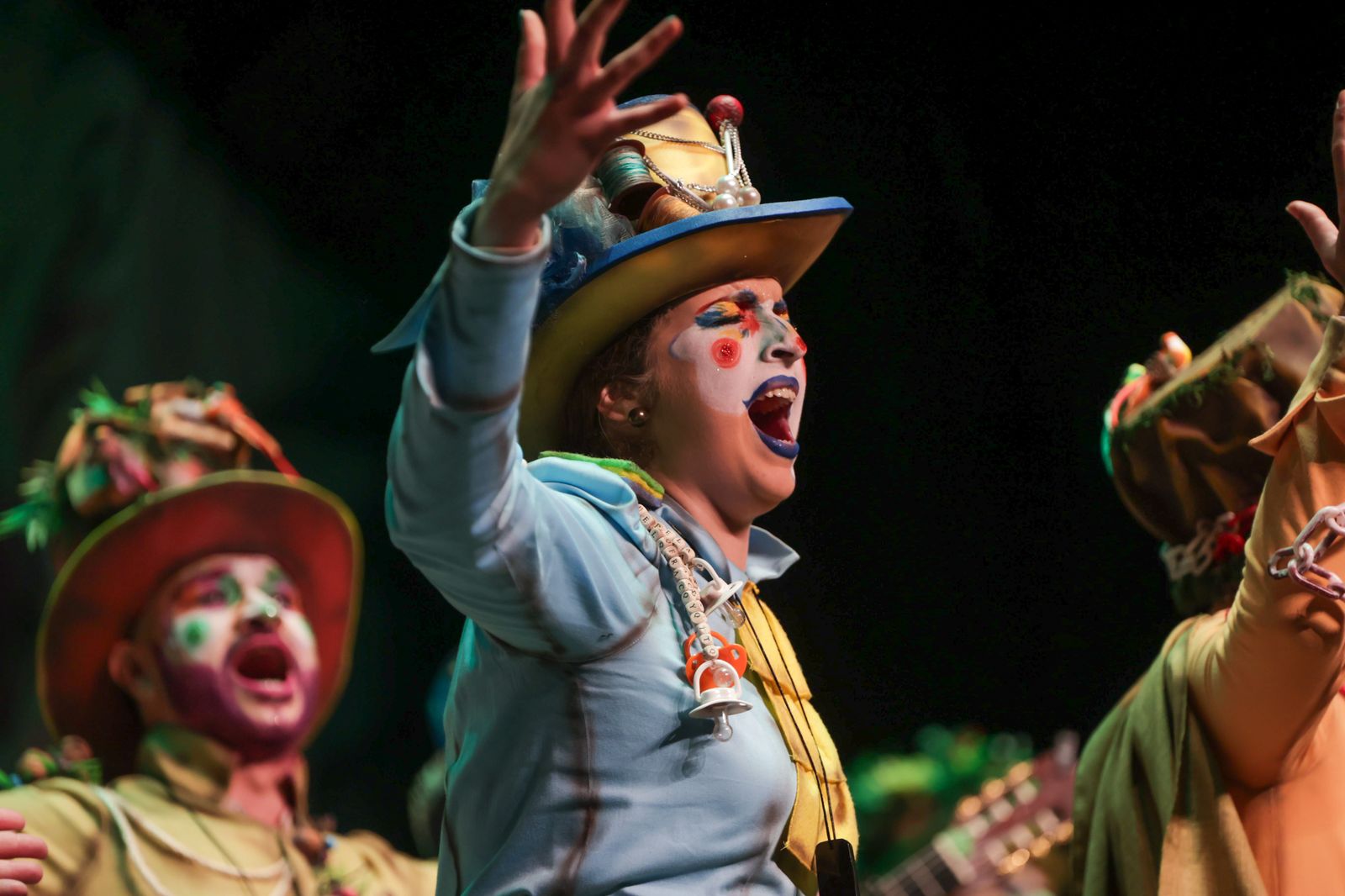 Imágenes de la actuación de la comparsa de Bollullos Par del Condado "La Clase Alta" en el Carnaval Colombino