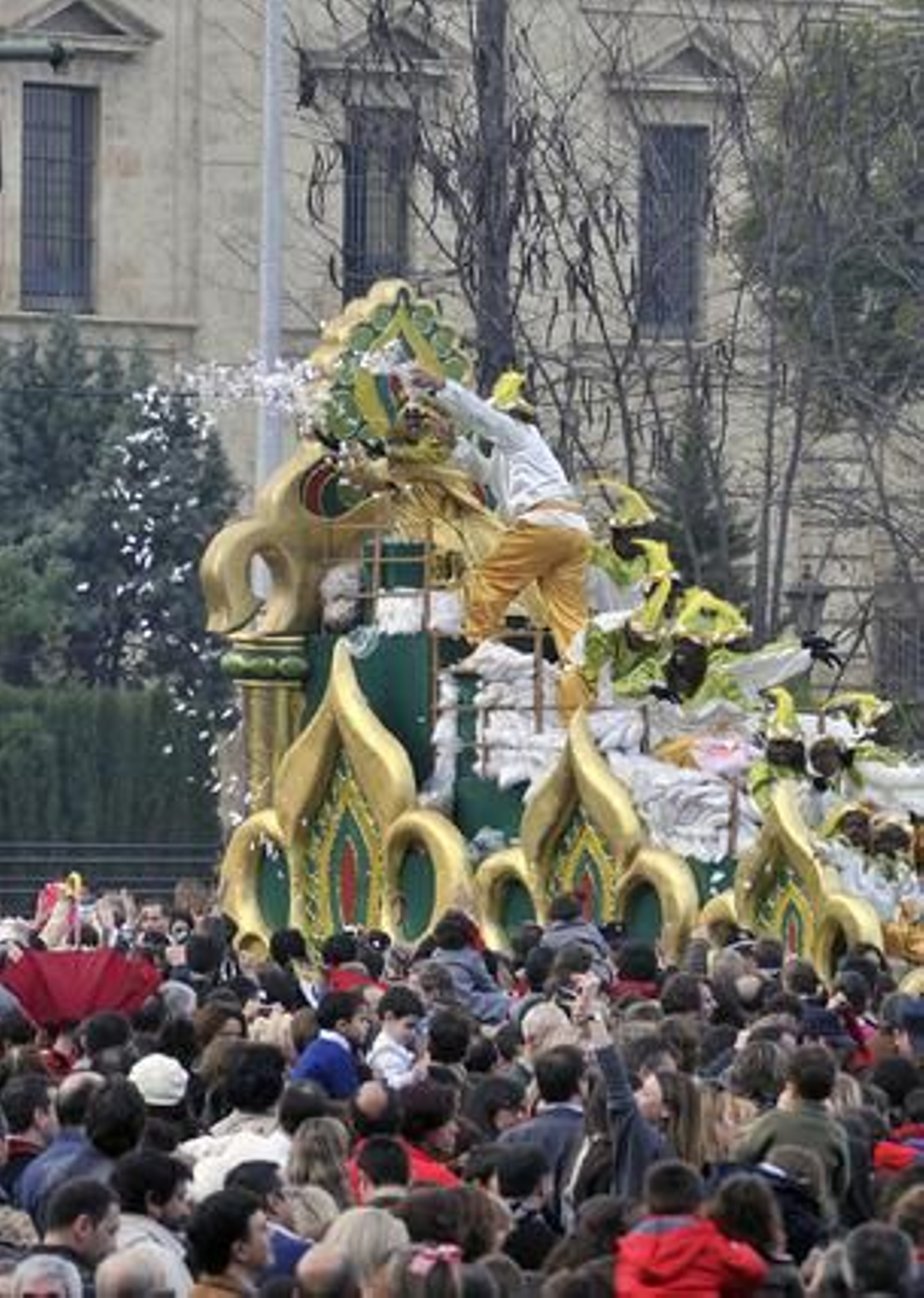 El rey Baltasar lanza caramelos desde su carroza durante la salida de la Cabalgata desde el Rectorado de la Universidad de Sevilla.

Foto: Juan Carlos Vázquez