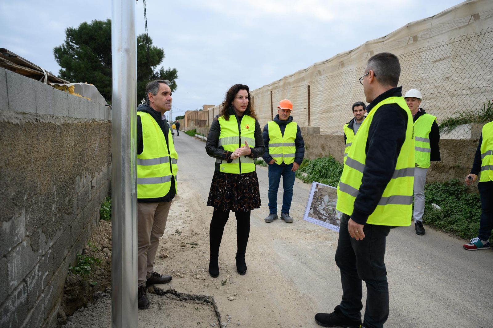 La alcaldesa de Almería, María del Mar Vázquez, visita las obras del Paraje Guillén.