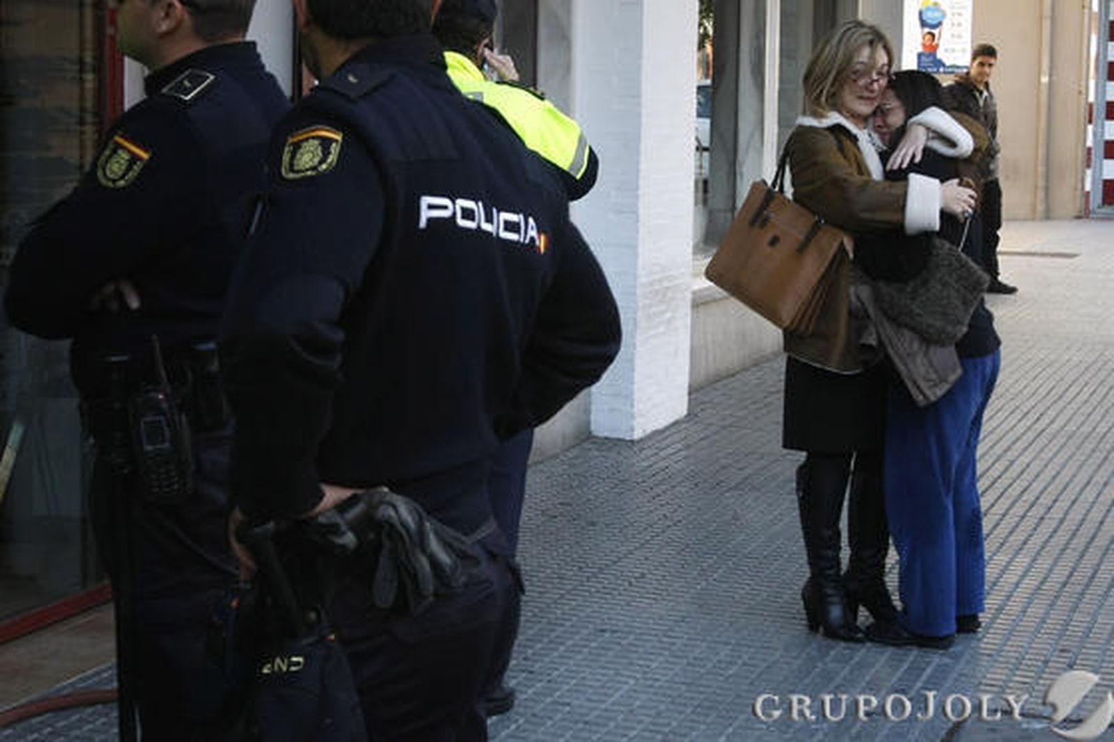 Bomberos intervienen en el incendio de una vivienda en la calle María Auxiliadora de la capital.

Foto: Jose Braza