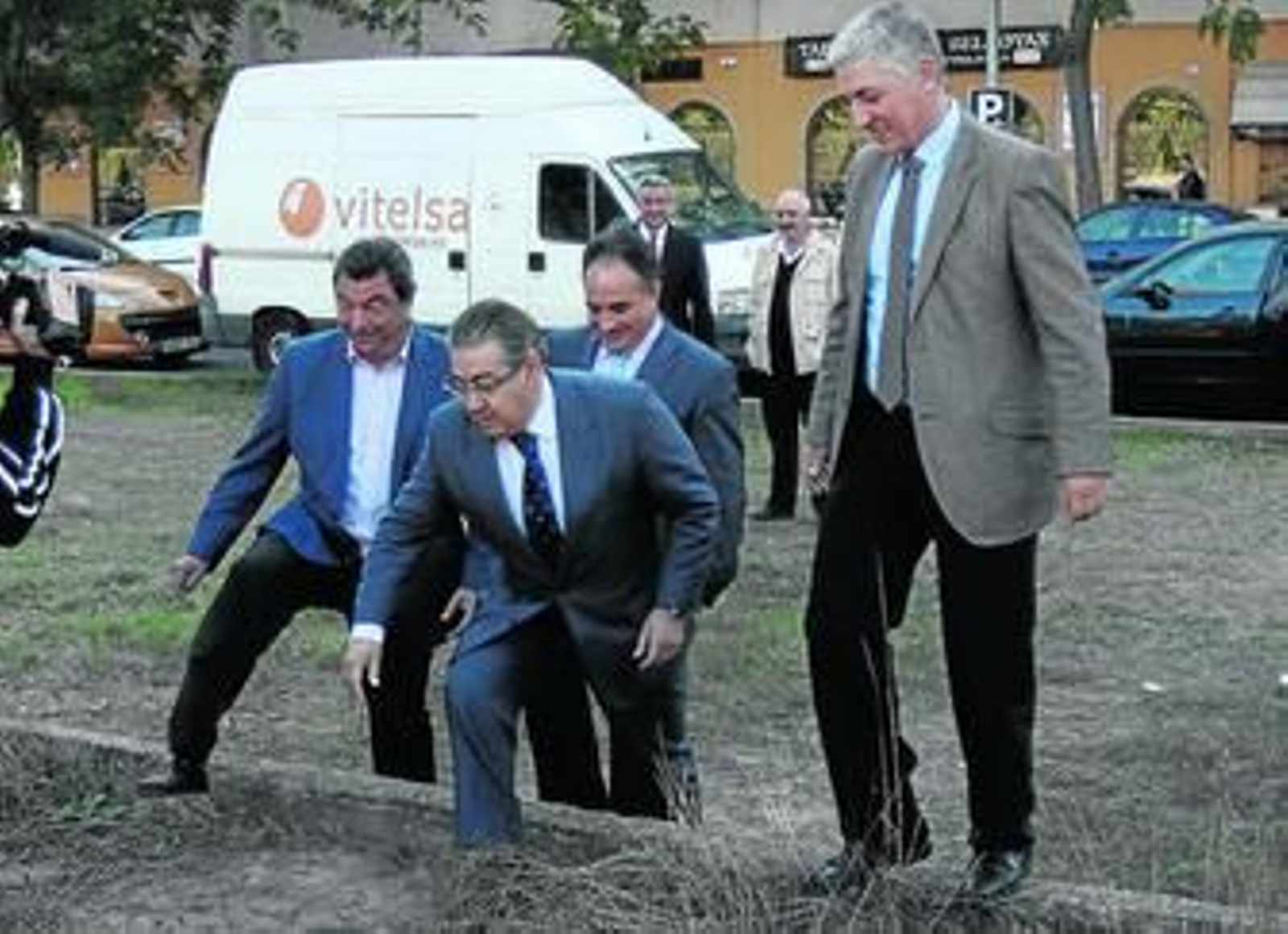 Zoido sube un escalón junto a los ediles Maximiliano Vílchez e Ignacio Flores y el presidente de la CHG, Manuel Romero.