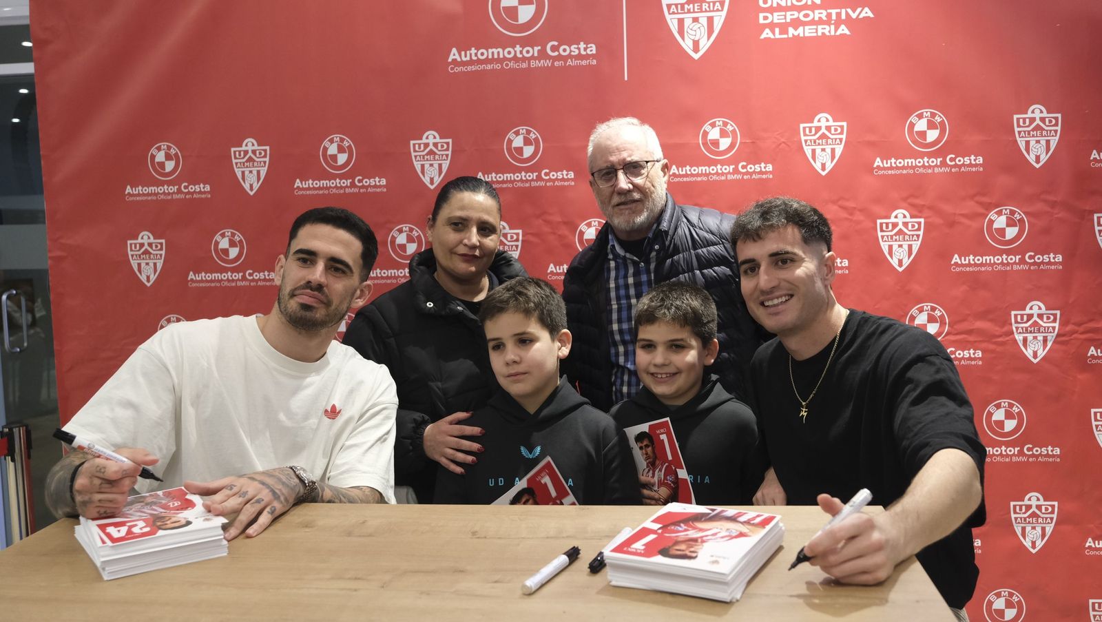 Jon Mocillo y Miguel de la Fuente firman autógrafos en Automotor Costa BMW