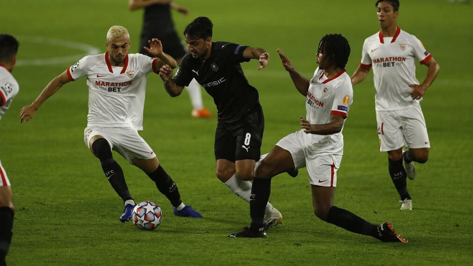 Koundé trata de frenar a Grenier ante Joan Jordán y Óliver Torres.