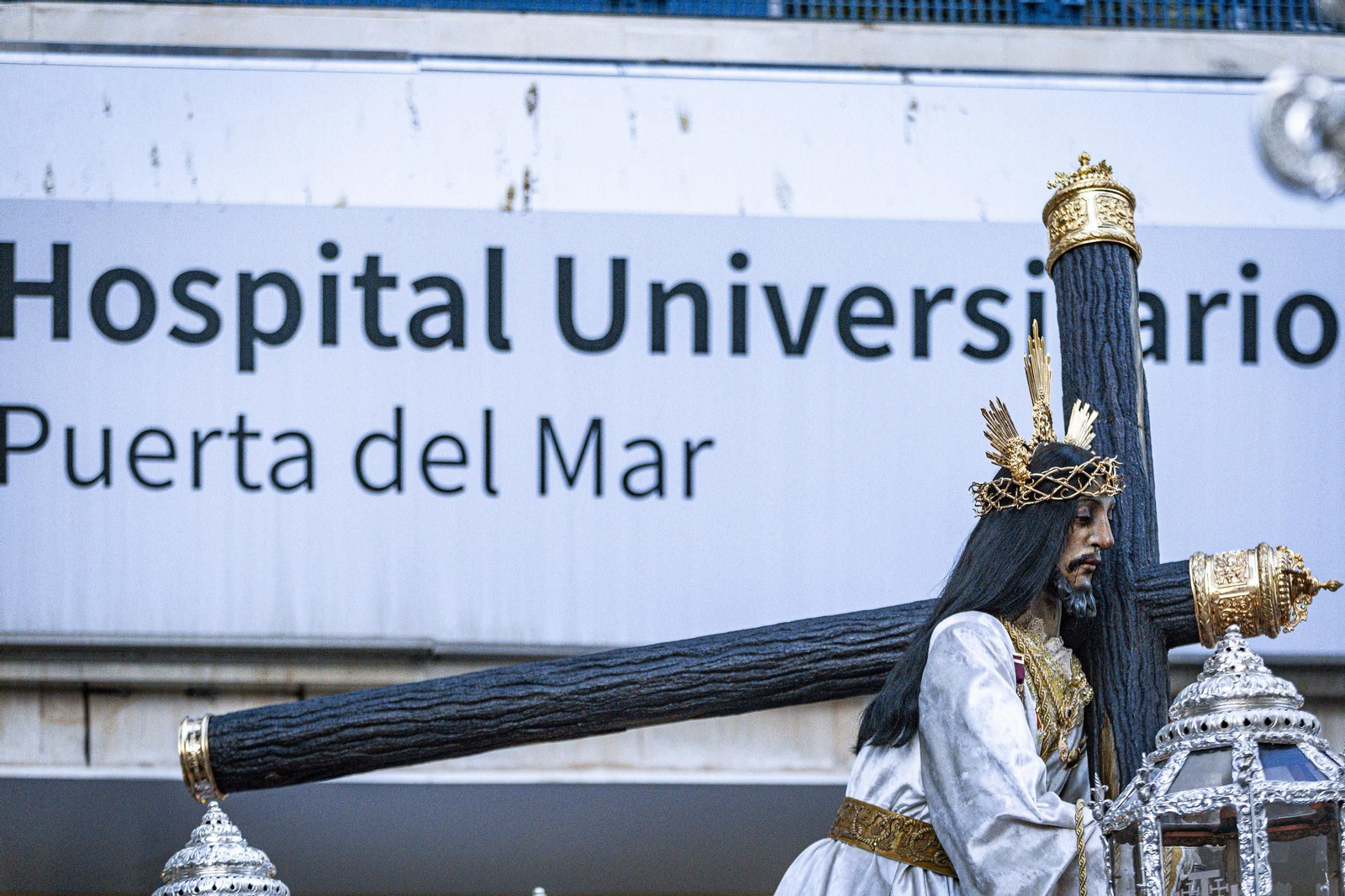 Las imágenes de la histórica visita del Nazareno de Santa María al hospital Puerta del Mar de Cádiz