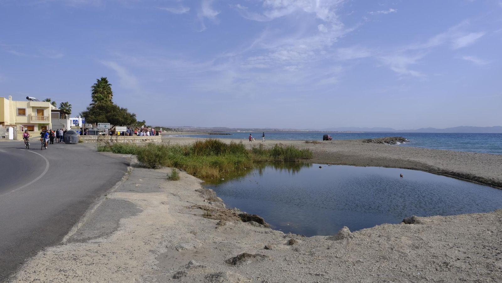 Los vecinos de Costacabana se manifiestan por el arreglo de su rambla, en imágenes