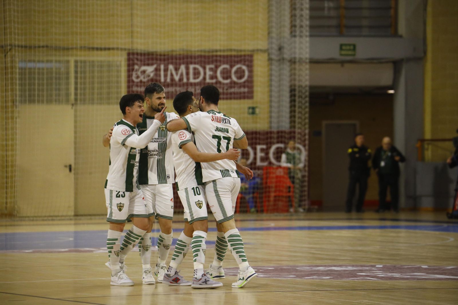 Las mejores fotos del ambiente en Vista Alegre para el Córdoba Futsal - Noia