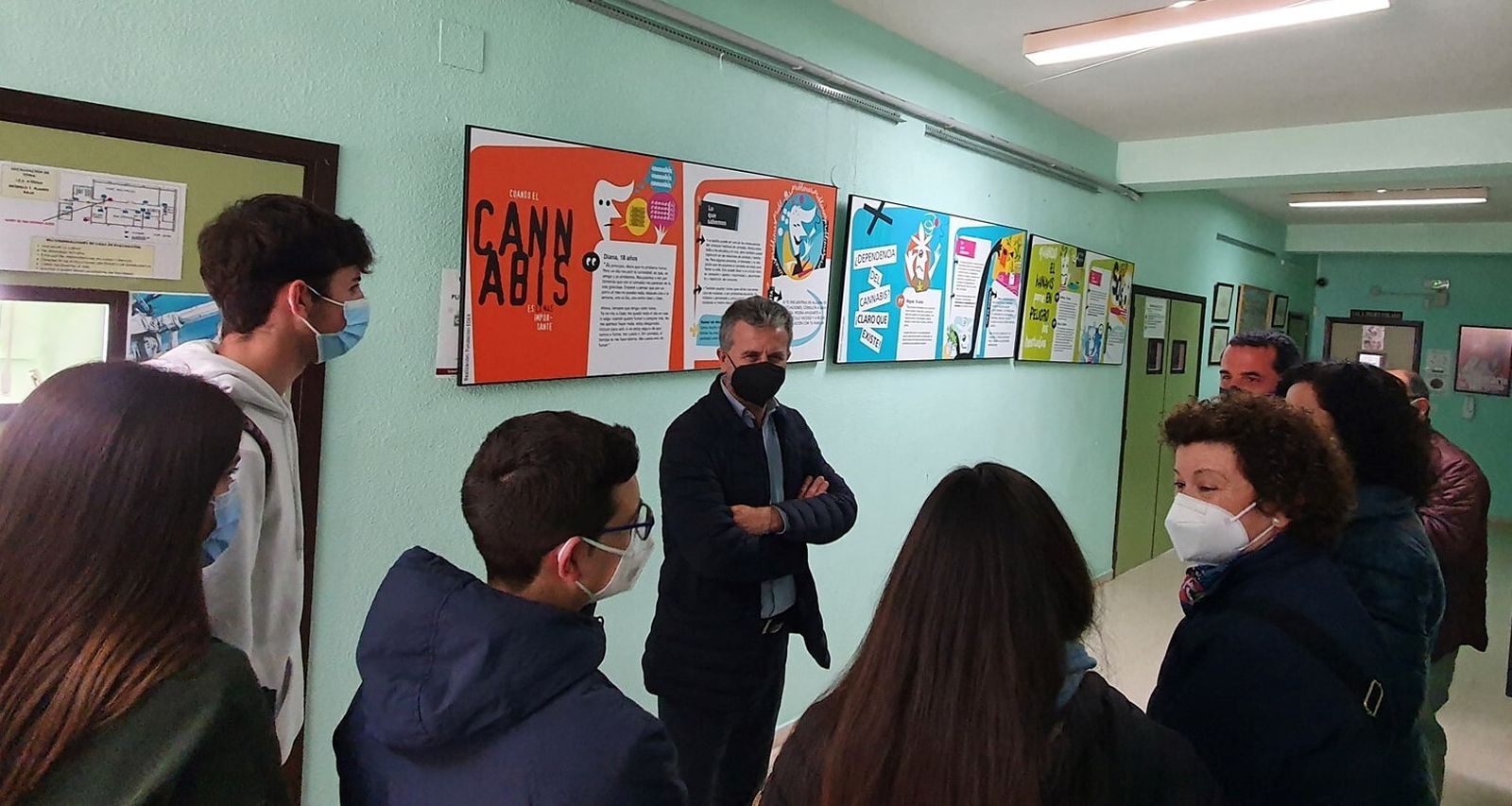 Alumnos del instituto Ategua de Castro del Río en la exposición.