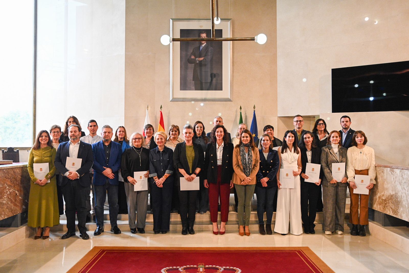 La alcaldesa y concejales con los trabajadores del Ayuntamiento