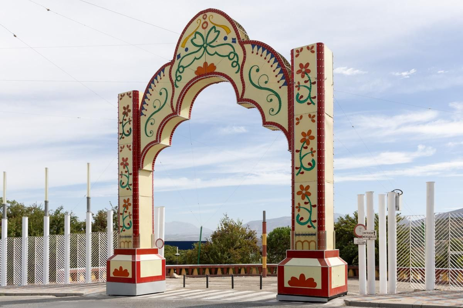Montaje de casetas de la Feria de San Lucas, en imágenes