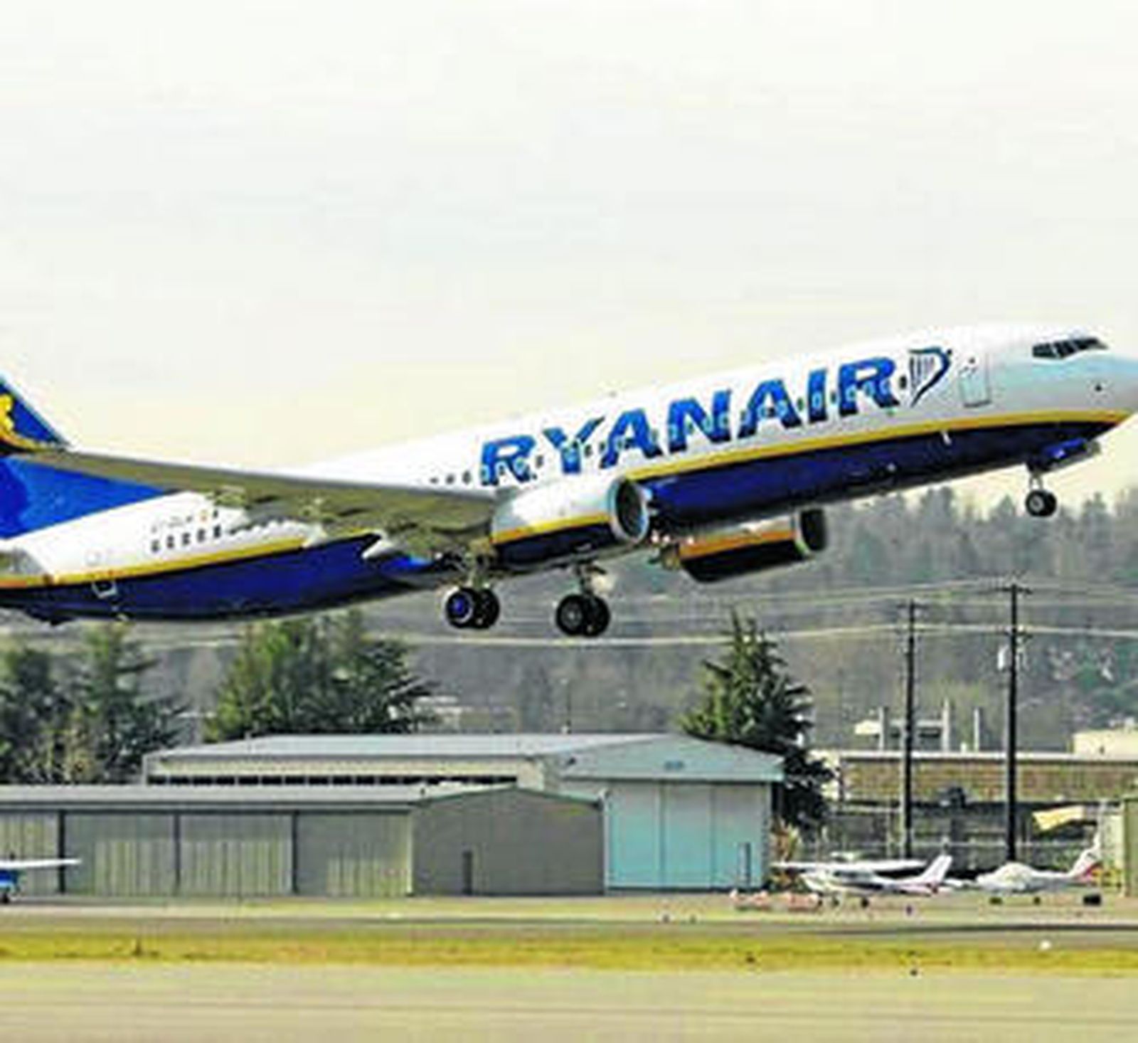 Avión de Ryanair despegando.