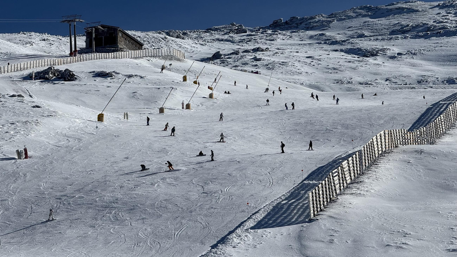 Imagen de una de las pistas de Sierra Nevada concurrida con numerosos esquiadores