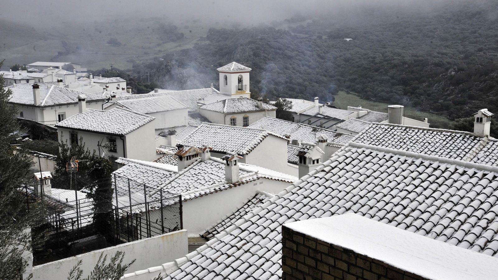 Imagen de archivo de tejados nevados en Villaluenga años anteriores