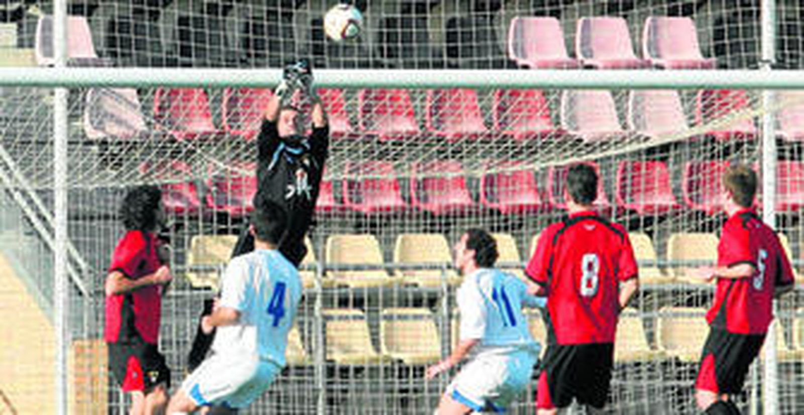 El portero del Ayamonte, Miguel Rosa, salvó ayer a los rojillos en varias ocasiones durante el encuentro que disputó en casa ante el Pozoblanco.