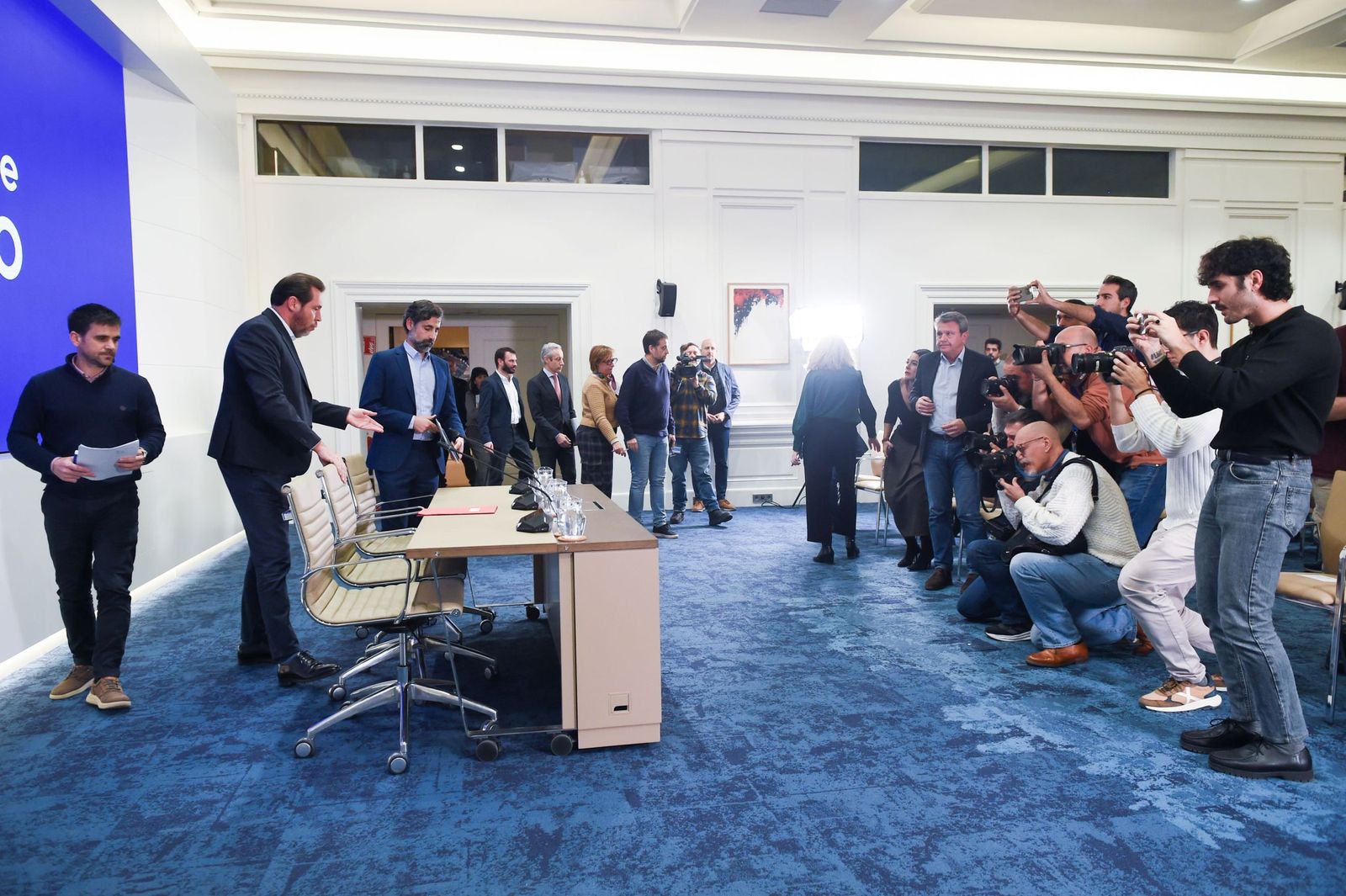 El ministro Óscar Puente antes del comienzo de la comparecencia del miércoles.