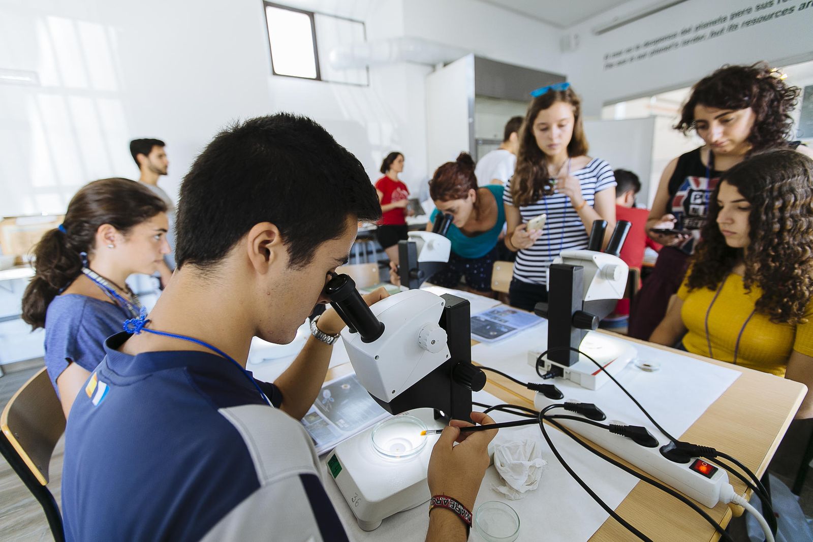Un grupo de jóvenes en una visita al Labimar en 2016.
