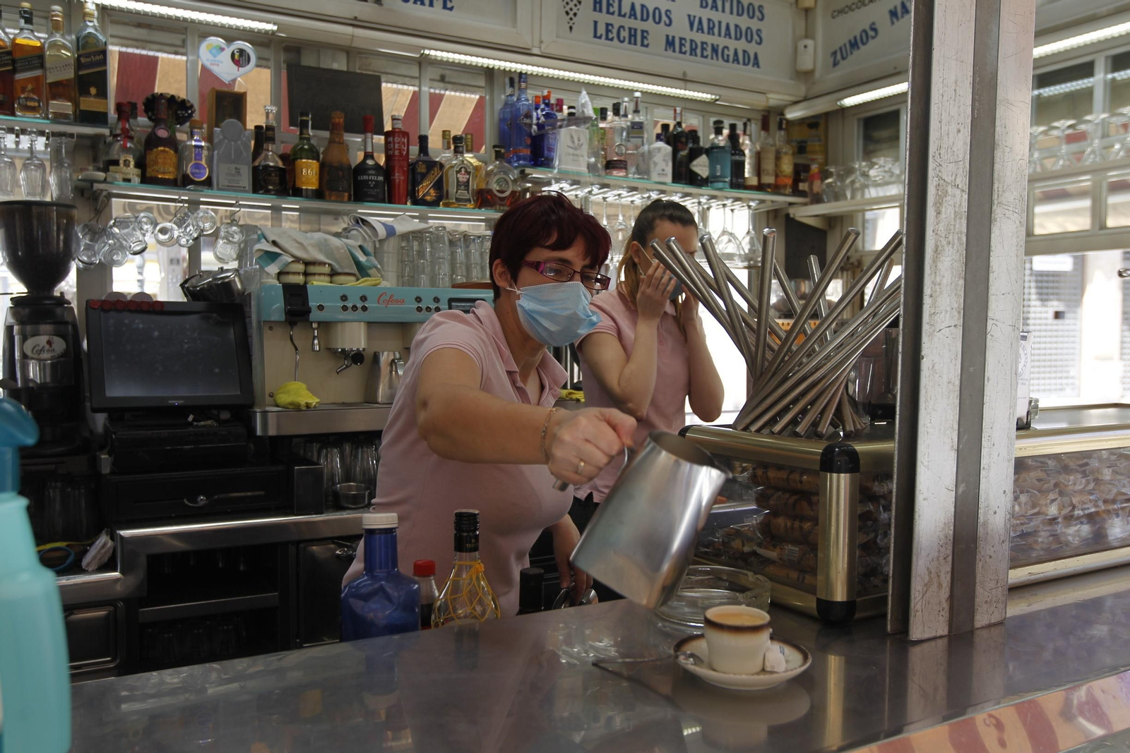 Primer día de apertura de la hostelería en Almería. Coronavirus-COVID-19